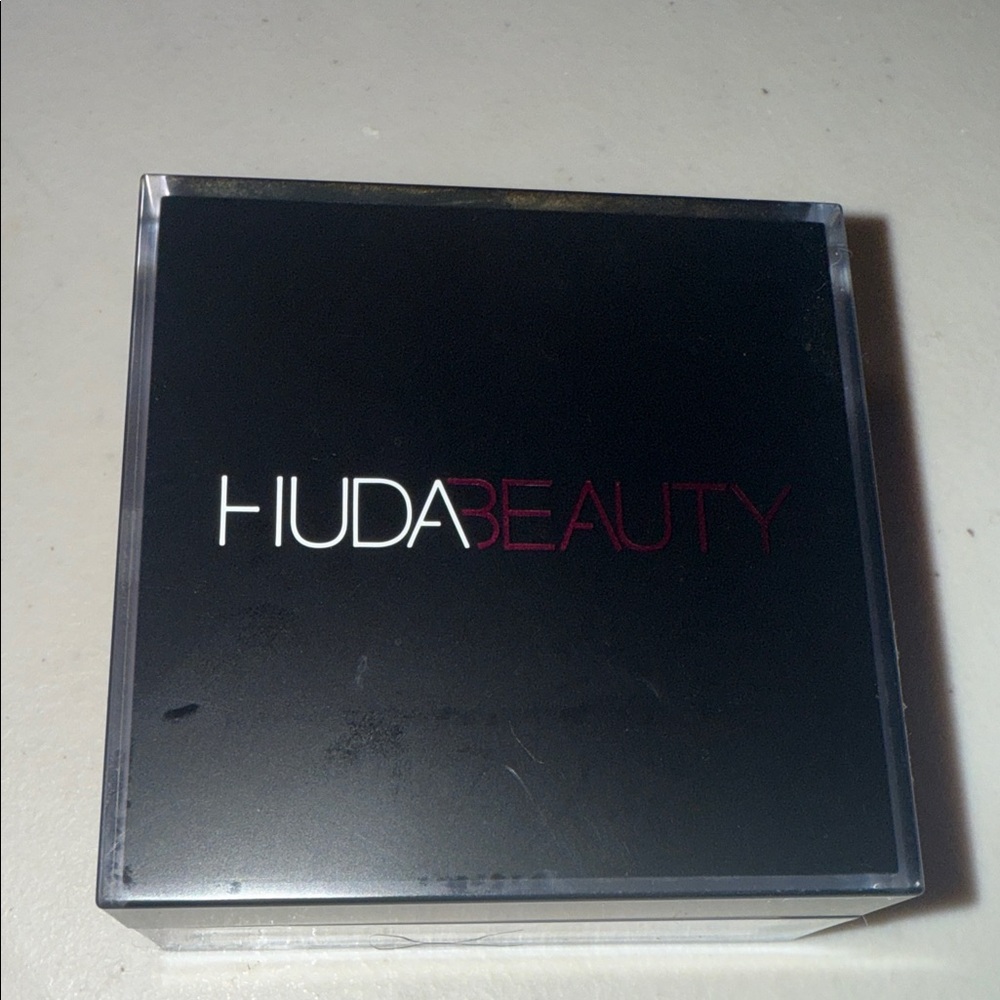 HUDA BEAUTY Translucent Loose Setting Powder - Pound Cake - Picture 2 of 3
